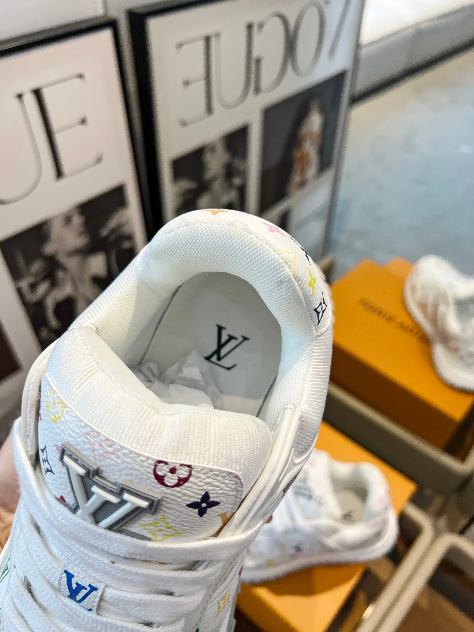 👟👟Ex-factory price 720👟👟 .LV Louis Vuitton's latest model, Phat Ding couple's thick-soled casual sneakers, original 1:1 production. Exquisite packaging at the counter [Celebration] ▪️Fabric: Original customized imported first-layer cowhide ▪️Inner lining: Customized breathable mesh ▪️Outsole: Original open-molded TPU combination outsole ▪️Sole thickness: 3.5CM ▪️Size: Women's 35-42/ Men's 39-46